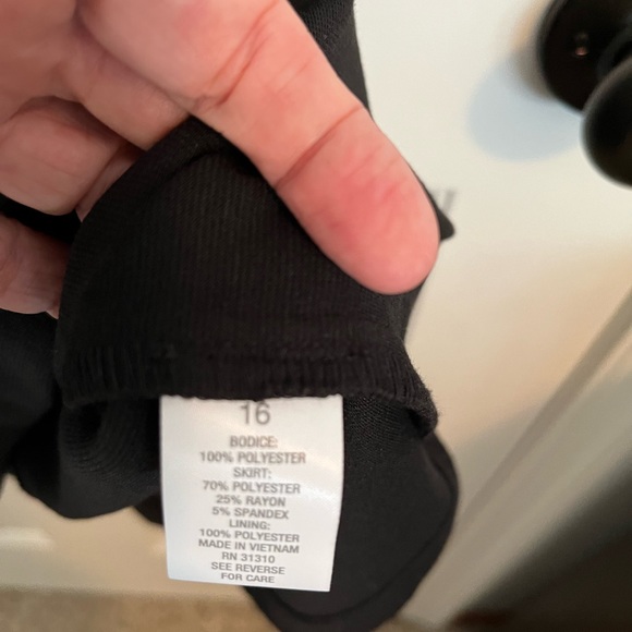 Roz & Ali size 16 animal print form fitting sleeveless dress. - Picture 5 of 5